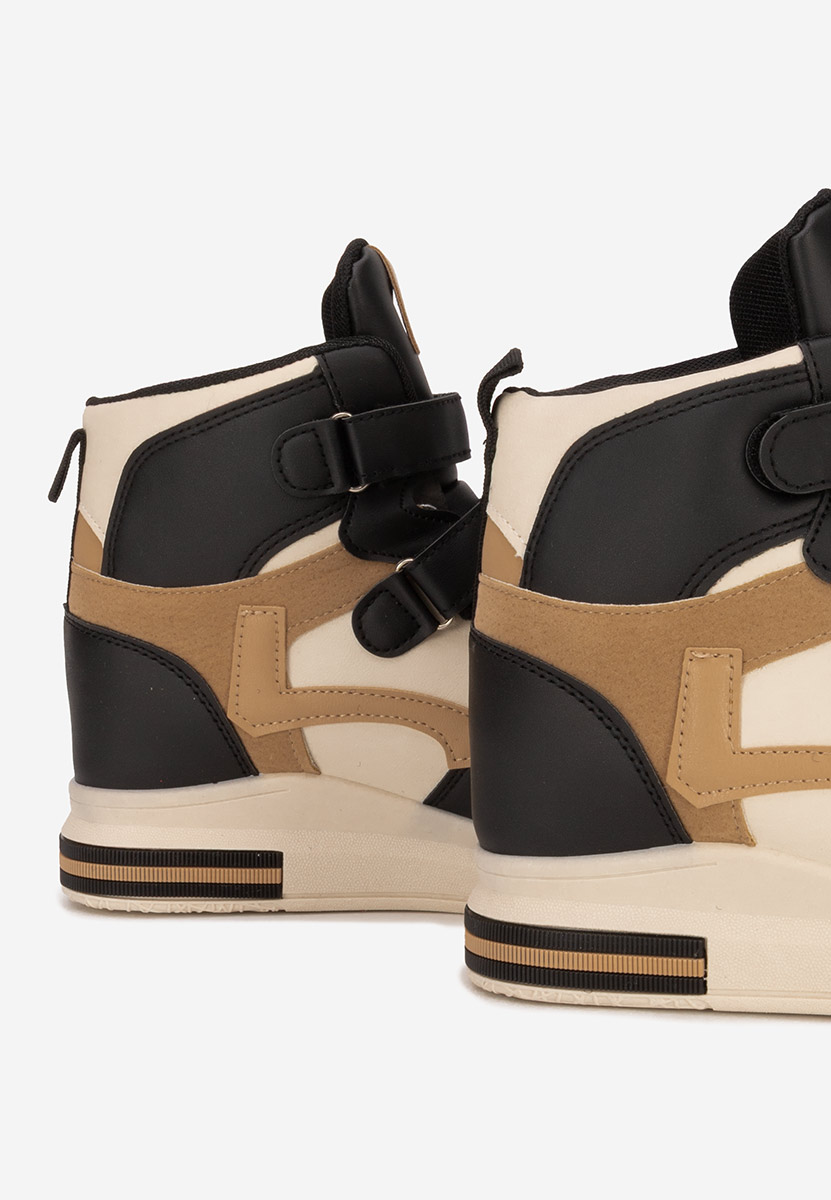 Tenisice na punu petu Veleta crno