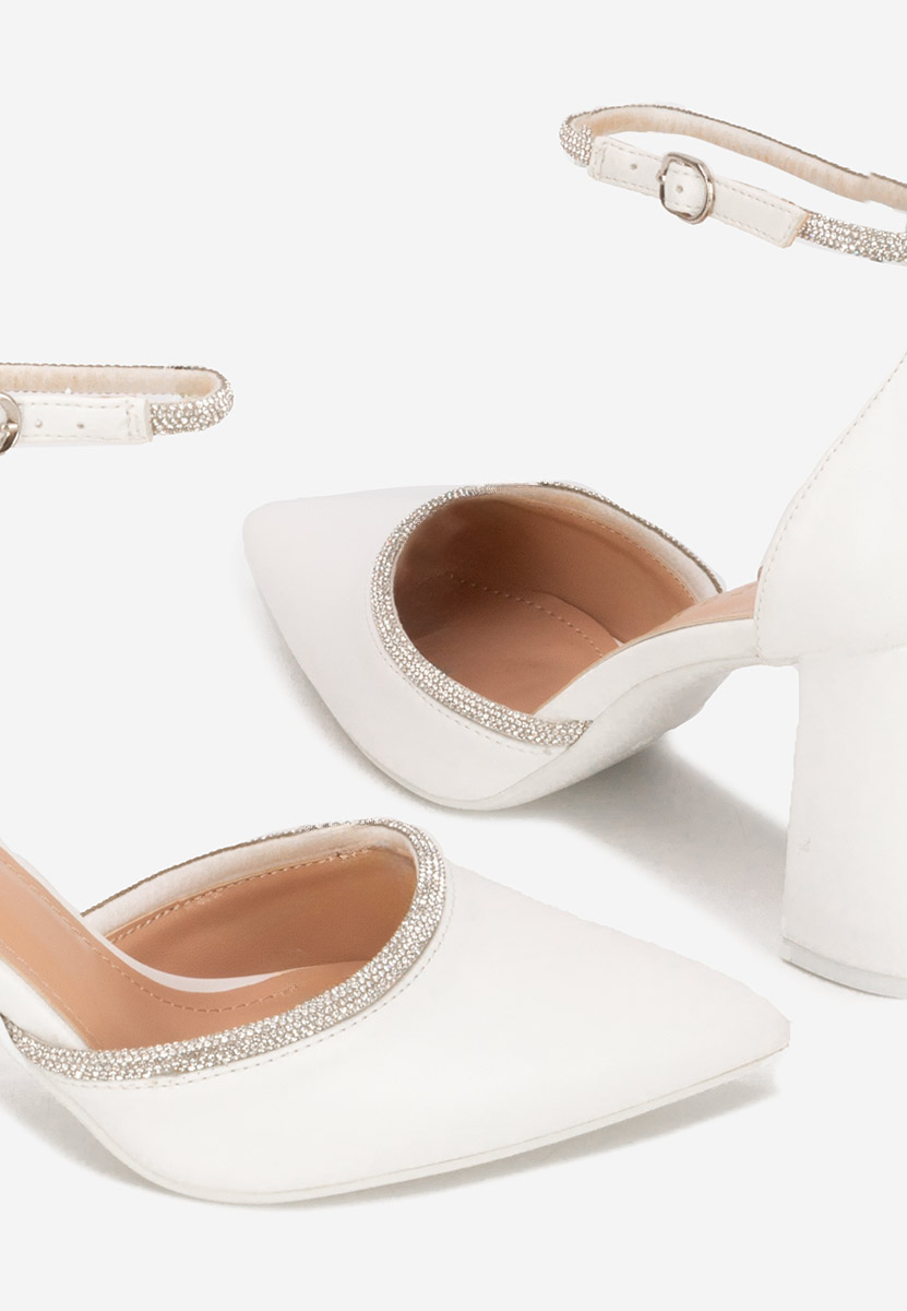 Elegantne cipele na petu Iustina bijele