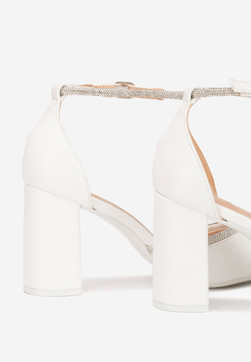 Elegantne cipele na petu Iustina bijele